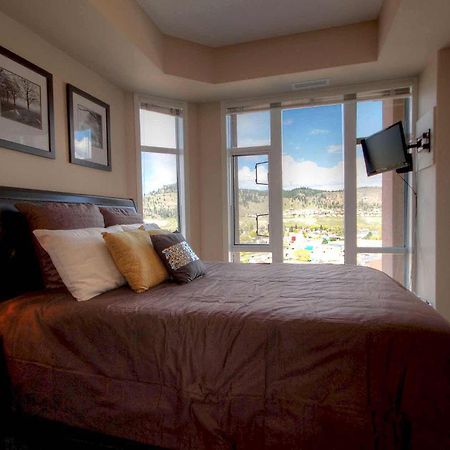 Sunset Waterfront Resort By Discover Kelowna Resort Accommodations Kültér fotó