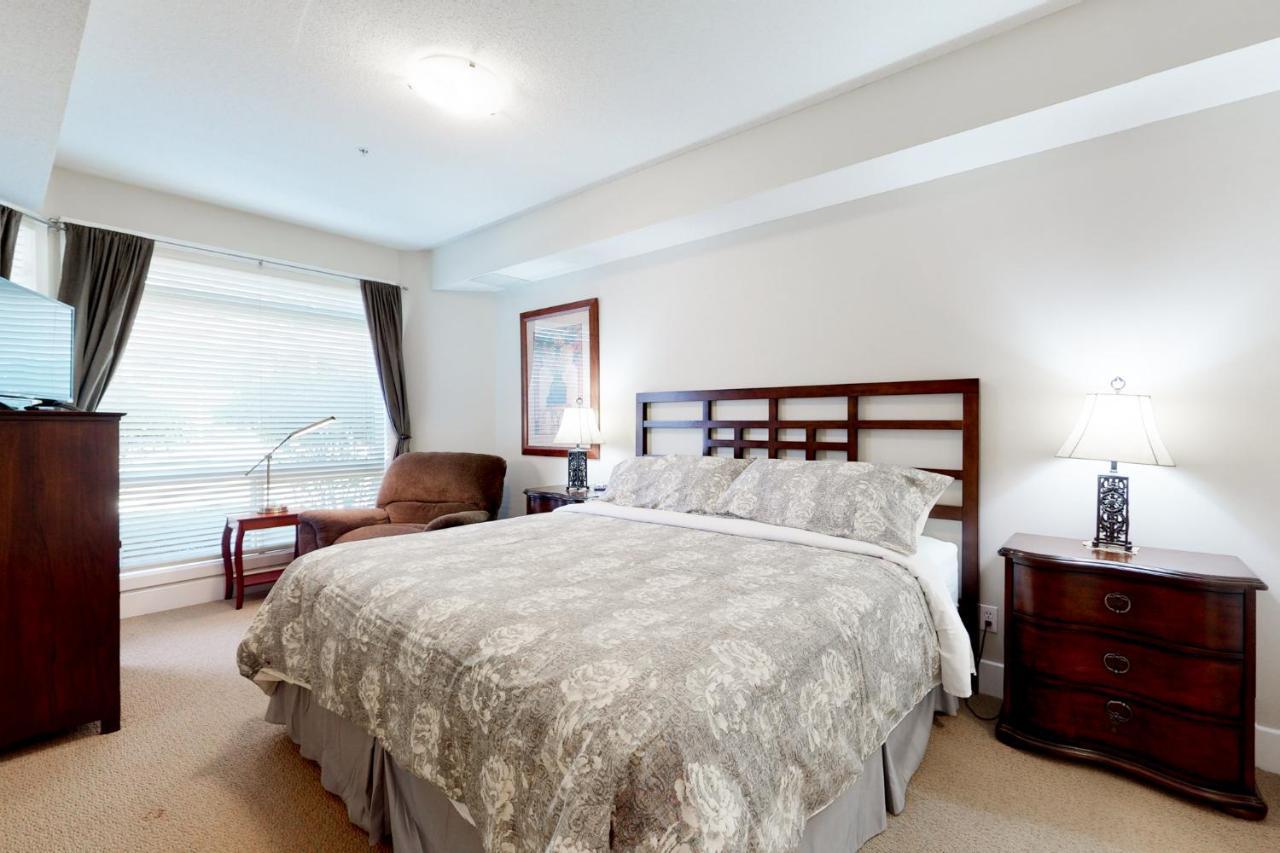 Sunset Waterfront Resort By Discover Kelowna Resort Accommodations Kültér fotó