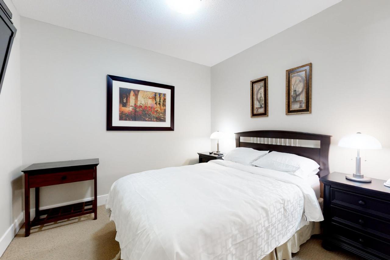Sunset Waterfront Resort By Discover Kelowna Resort Accommodations Kültér fotó
