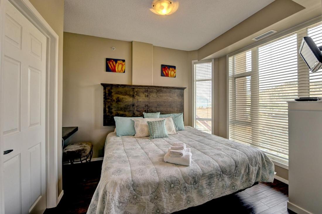 Sunset Waterfront Resort By Discover Kelowna Resort Accommodations Kültér fotó