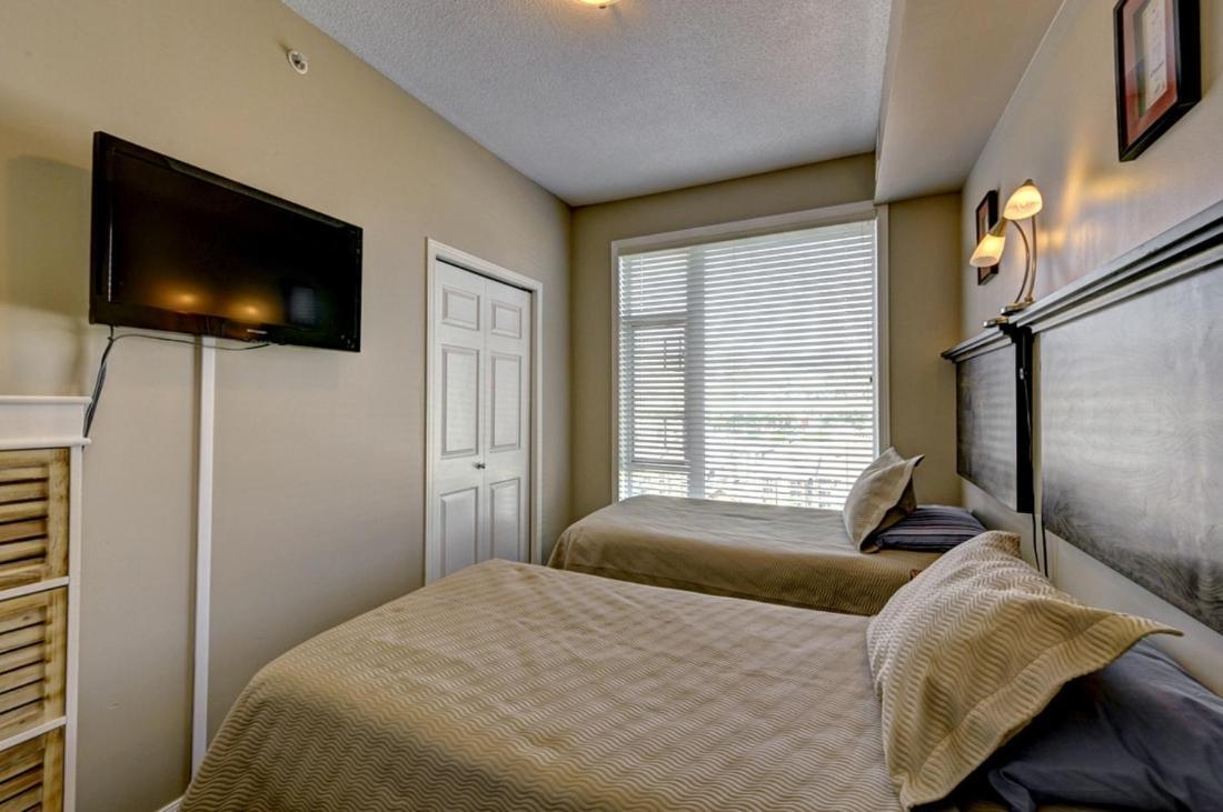 Sunset Waterfront Resort By Discover Kelowna Resort Accommodations Kültér fotó