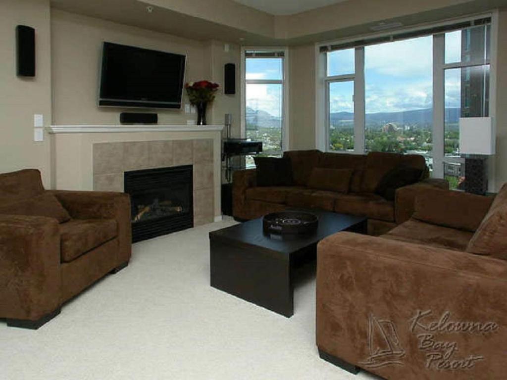 Sunset Waterfront Resort By Discover Kelowna Resort Accommodations Kültér fotó