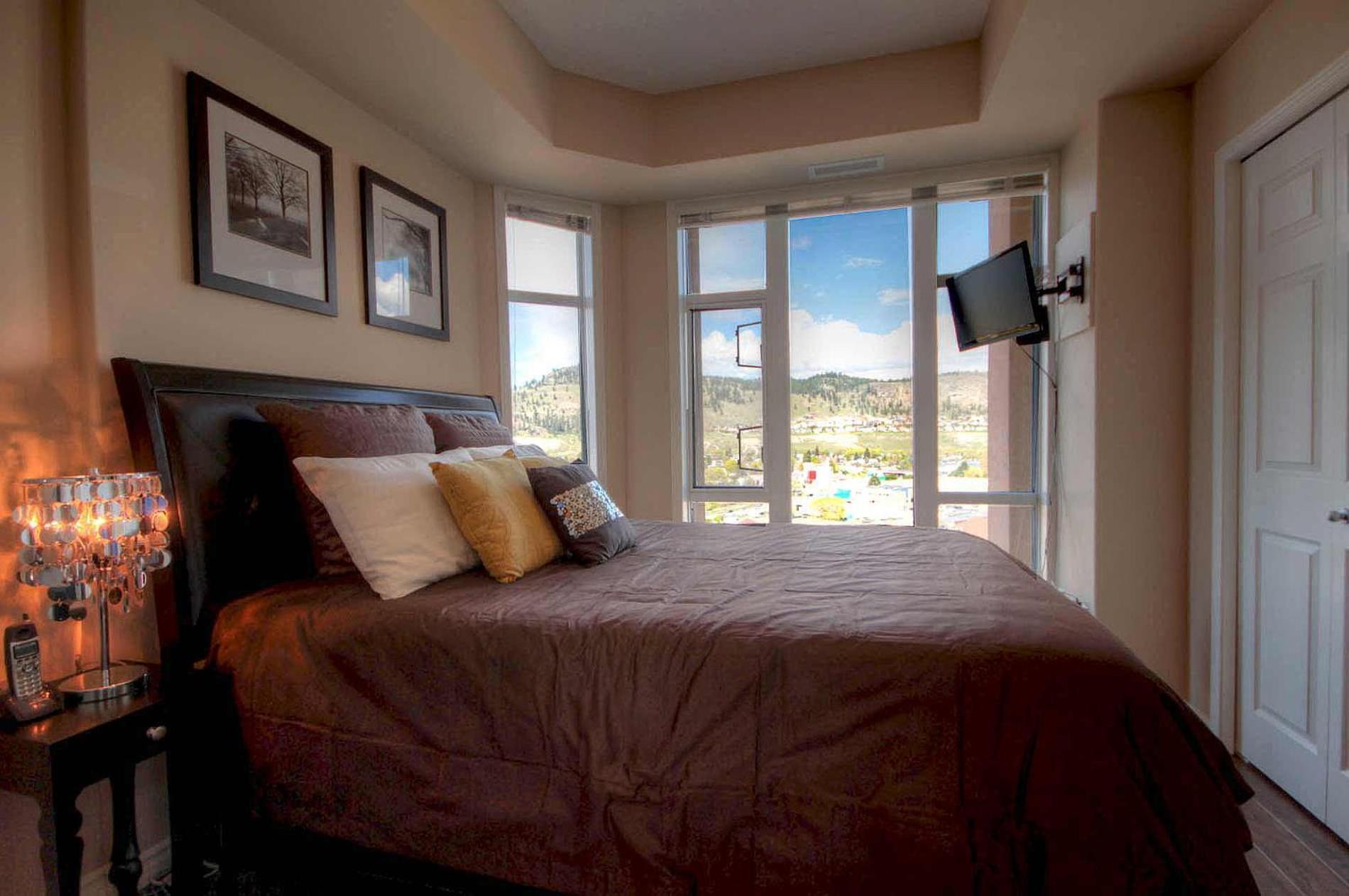 Sunset Waterfront Resort By Discover Kelowna Resort Accommodations Kültér fotó