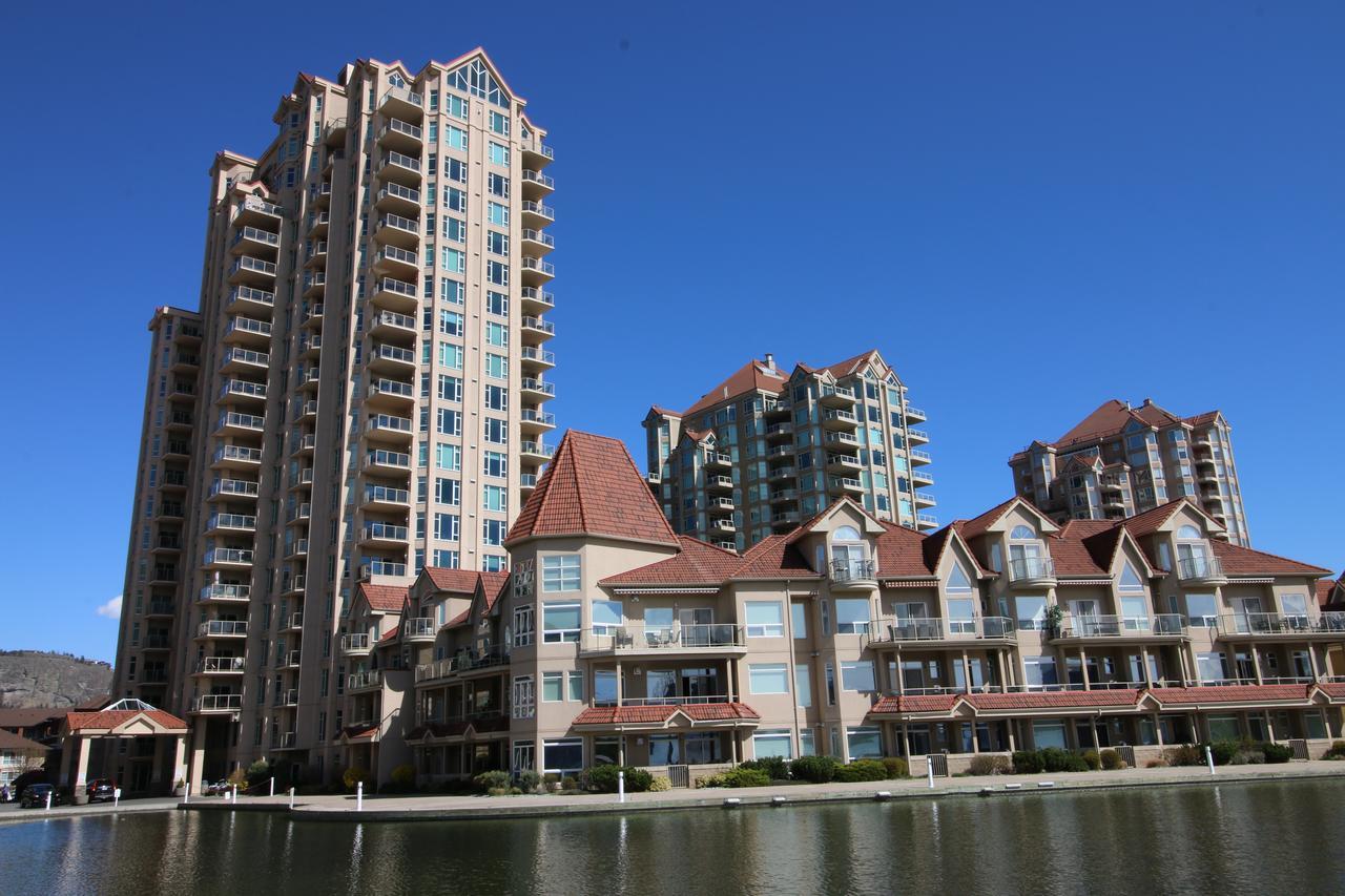 Sunset Waterfront Resort By Discover Kelowna Resort Accommodations Kültér fotó
