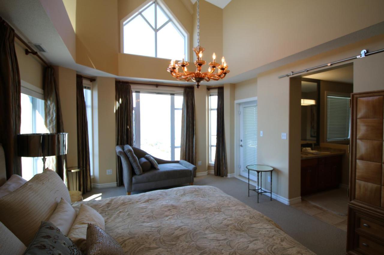 Sunset Waterfront Resort By Discover Kelowna Resort Accommodations Kültér fotó