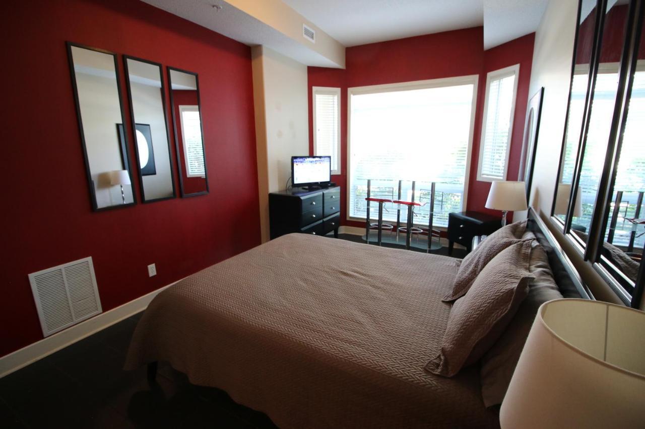 Sunset Waterfront Resort By Discover Kelowna Resort Accommodations Kültér fotó